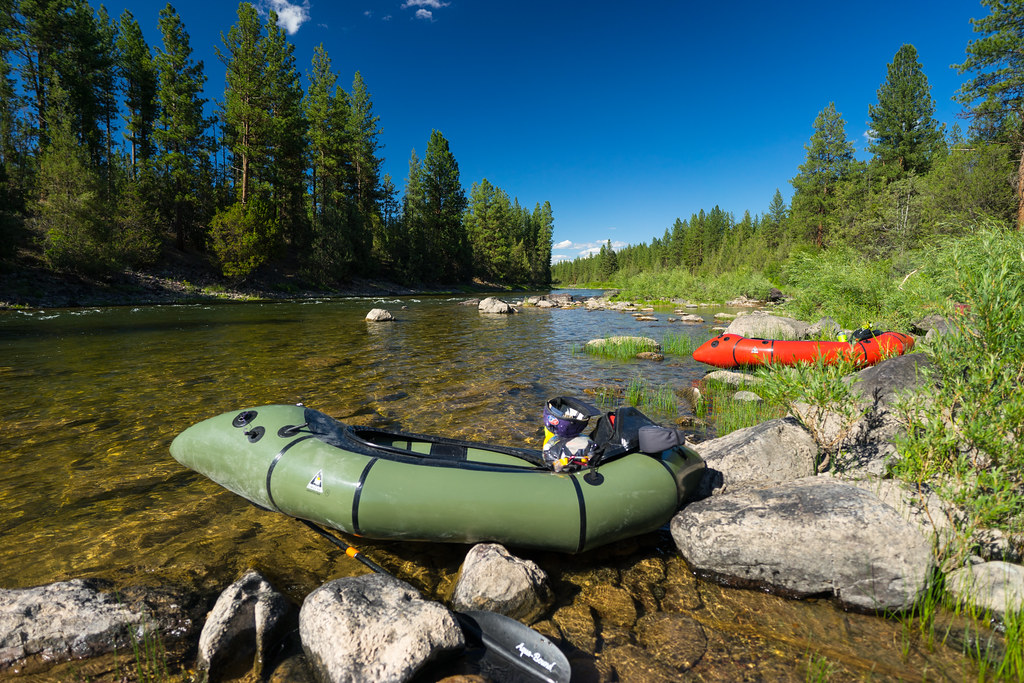 Vihreä packraft kirkasvetisellä erämaajoella